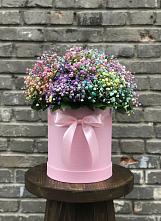 Цветочная композиция из Гипсофила и Розы в шляпной коробке в Первоуральске