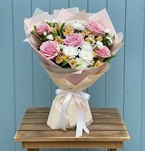 Букет цветов из:  Гвоздики, Орхидеи и Розы в Первоуральске