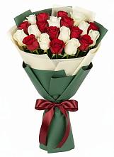 Букет Микс из красных и белых роз в Первоуральске