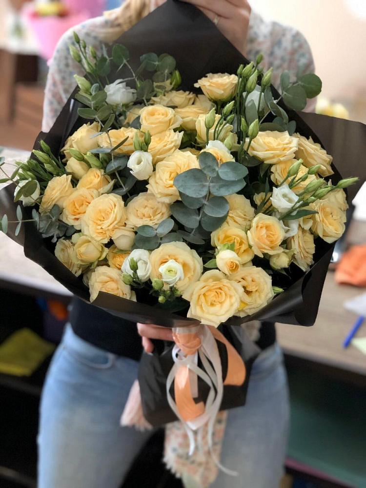 Букет цветов из: Розы и Лизиантусы в Первоуральске