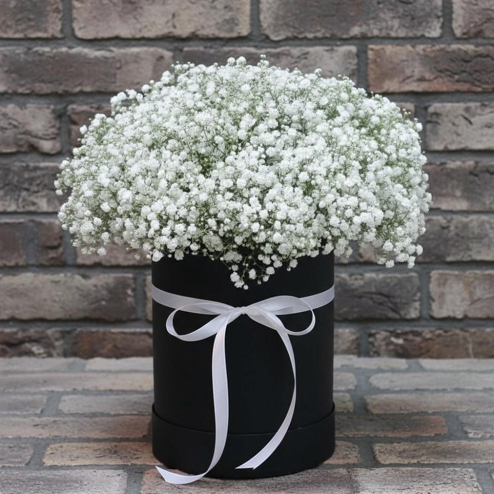 Цветочная композиция из Гипсофила в шляпной коробке в Первоуральске