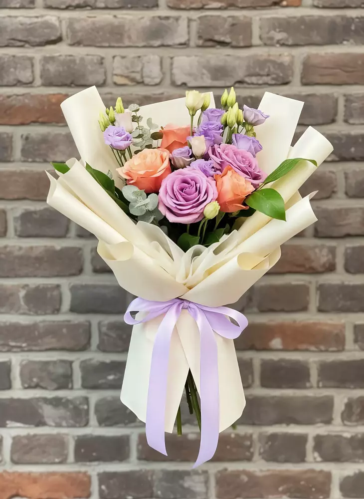 Букет цветов из: Лизиантусы и Розы в Первоуральске