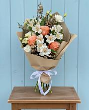 Букет цветов из:  Альстромерии, Лизиантусы, Розы и Хризантемы в Первоуральске