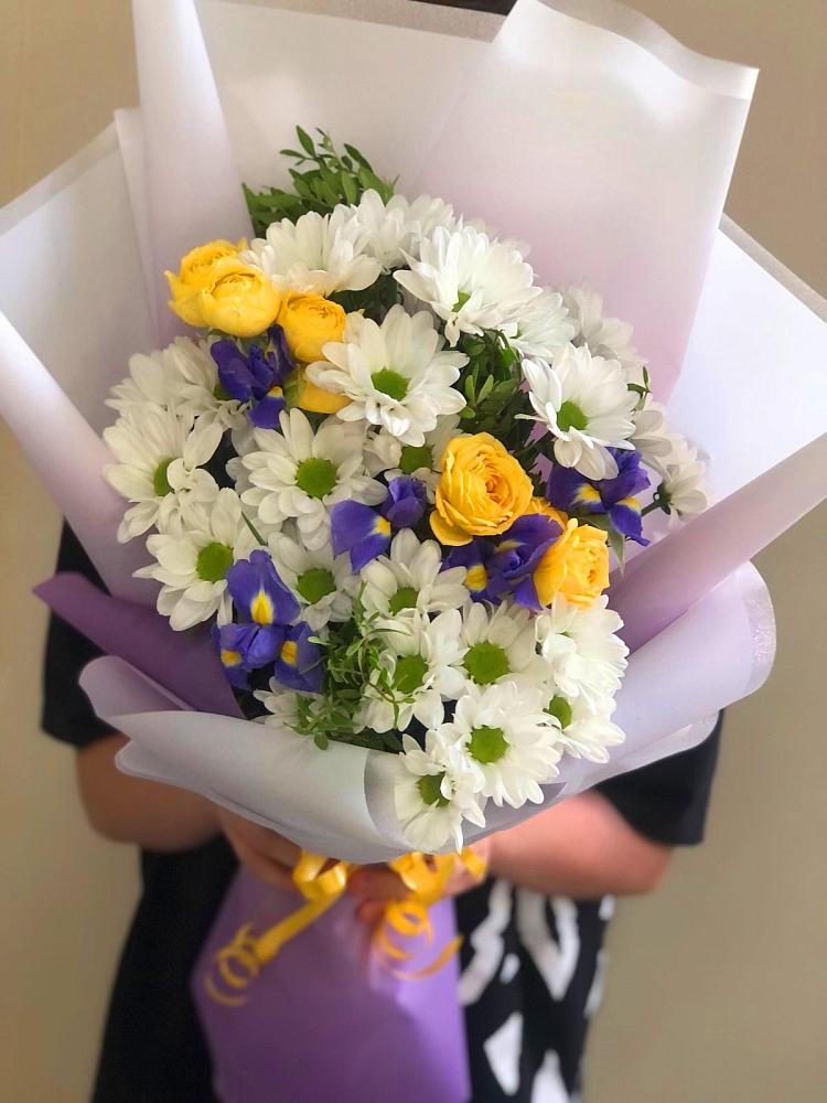 Букет цветов из: Ирисы, Хризантемы и Розы в Первоуральске