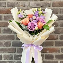 Букет цветов из:  Лизиантусы и Розы в Первоуральске
