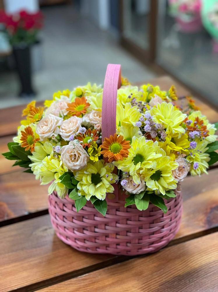 Цветочная композиция из Хризантемы и Розы в корзине в Первоуральске