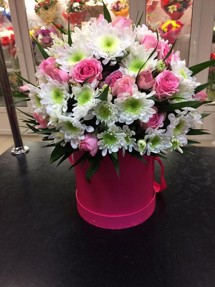 Цветочная композиция из Розы и Хризантемы в шляпной коробке в Первоуральске