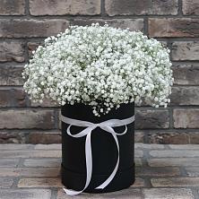 Цветочная композиция из Гипсофила в шляпной коробке в Первоуральске