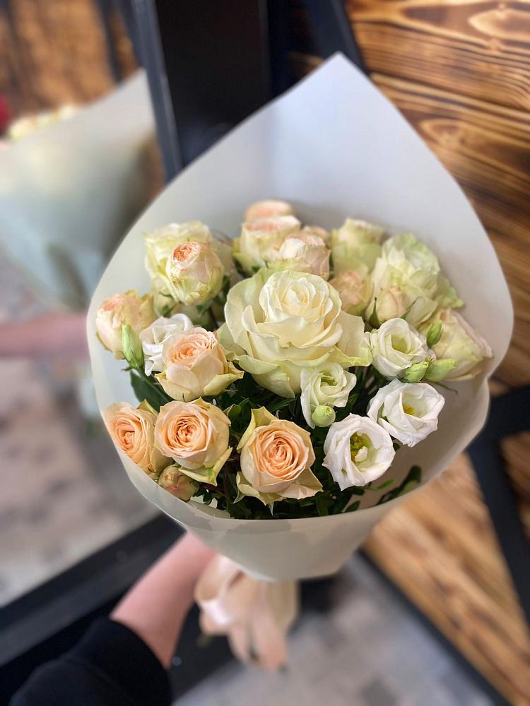 Букет цветов из: Розы и Лизиантусы в Первоуральске